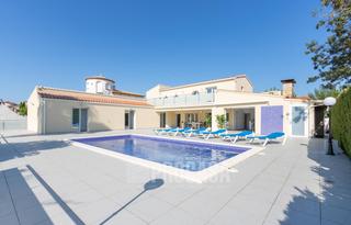 Xalet  Carrer creus. Preciosa casa al canal estrecho sud con 27m de amarre y 6 dormit