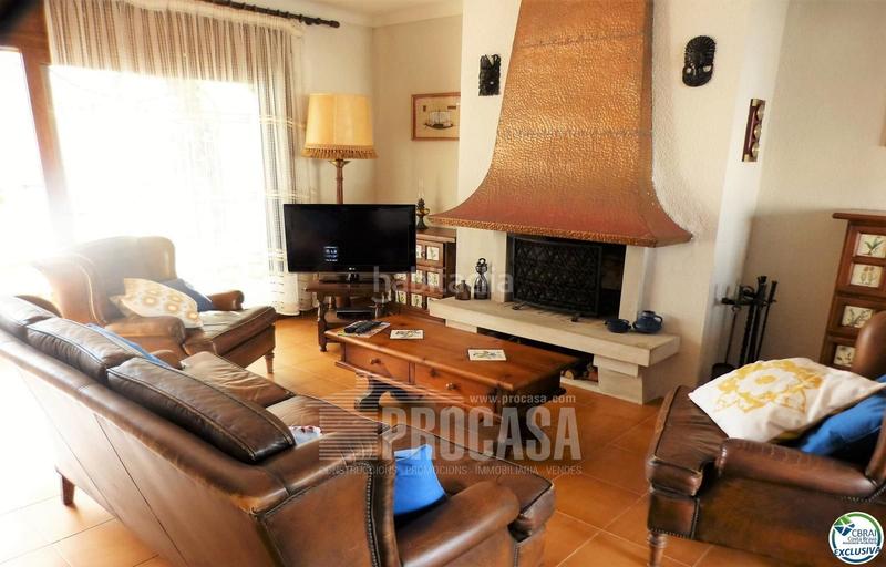 Foto ebd6d779-1681-4dec-a609-e3fc75661ac5. Chalet casa de pescador con garage y amarre para velero 11.5x5 en Empuriabrava