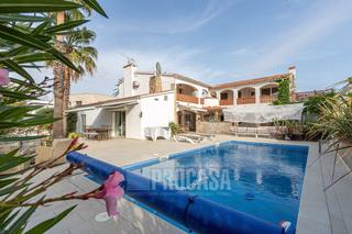 Xalet  Norfeu. Casa con gran terreno y piscina al canal en empuriabrava