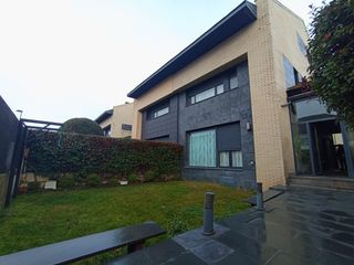 Casa aparellada en Universidad - Las Huelgas. Chalet pareado con jard�n