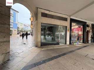 Lloguer Local Comercial a Casco Antiguo. Amplio local en plaza mayor
