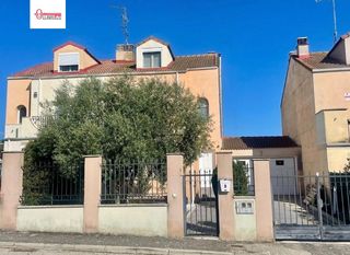 Reihenhaus in Quintanaortuño. Amplio adosado en quintanaortuño con vistas a la montaña.