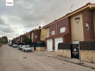 Maison jumelée  Calle la encina. Espectacular pareado seminuevo en cogollos por 238,000