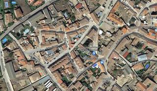 Casa adossada  Calle san pelayo. Son 242 m2 de parcela.
vivienda para reformar totalmente o derr