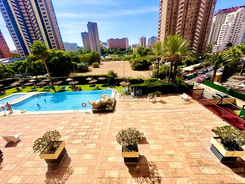Foto 724bca38-8fd4-462b-b4c2-92f3a7eeb38a. Lloguer pis amb aparcament piscina a Playa Poniente Benidorm