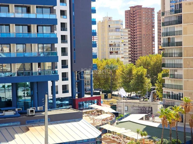 Foto 015c4cf4-0e0e-42ca-8fc2-60affc04f01f. Piso  de 3 habitaciones con vistas al mar, terrazas y parking comunitario en Benidorm