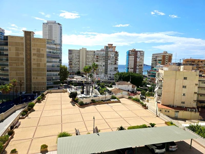 Foto 44be887a-7849-4699-83b1-e1a332e9f253. Piso  de 3 habitaciones con vistas al mar, terrazas y parking comunitario en Benidorm