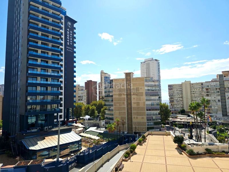 Foto 55cbb7d1-5bca-49fe-82df-f4bba52ab7c4. Piso  de 3 habitaciones con vistas al mar, terrazas y parking comunitario en Benidorm