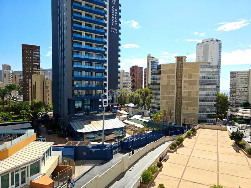 Foto 793676de-f675-492c-8b4f-6b945f73b7ee. Piso  de 3 habitaciones con vistas al mar, terrazas y parking comunitario en Benidorm