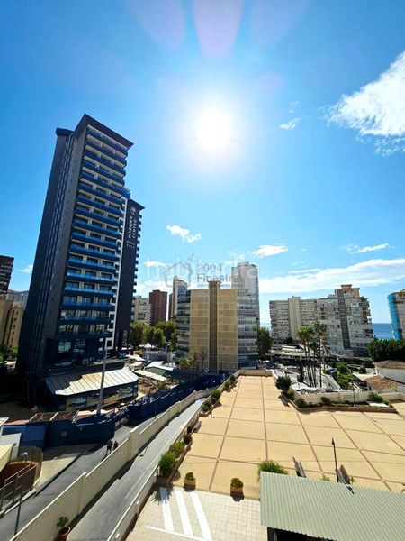 Foto bcbe59b8-ecc1-4fd2-ba54-6026404eeda0. Piso  de 3 habitaciones con vistas al mar, terrazas y parking comunitario en Benidorm