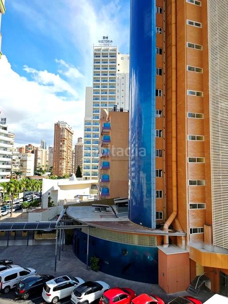Foto c79bf50b-e647-48b7-a8ce-4a2f062add67. Piso  de 3 habitaciones con vistas al mar, terrazas y parking comunitario en Benidorm