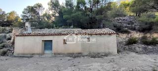 Finca rústica a Relleu. Se vende terreno de 73.000 m2 con casa de aperos en relleu.