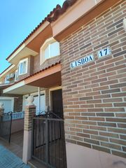 Chalet à Calle lisboa 17. Chalet pareado en venta en sonseca (toledo) – amplio, luminoso y