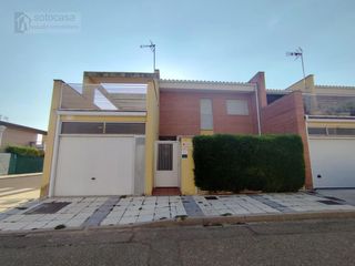 Casa adossada  Los soles. En venta pareado cabezon para e.v.