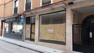 Lloguer Local Comercial a Zapico 12. Local con gran escaparate en el centro