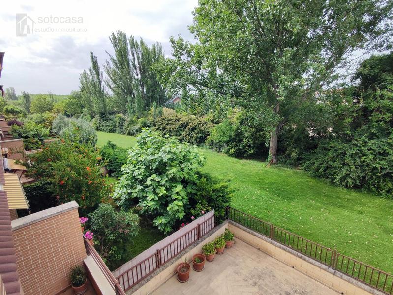 Foto f41e7a97-b501-4455-b352-e6f85b075e08. Casa adossada amb calefacció aparcament a Parque Alameda - Paula López Valladolid