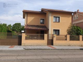 Chalet  Jose luis lasa. Chalet independiente en la vega !!