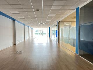 Lloguer Local Comercial a Maliaño. Local comercial impecable de 415 m2 en centro de negocios riamar