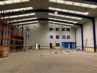 Lloguer Nau industrial a Revilla. Nave de 1091 m2 en planta con grandes oficinas en trascueto