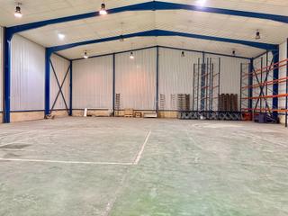 Miete Fabrikhalle in Revilla. Nave de 1091 m2 en planta con grandes oficinas en trascueto