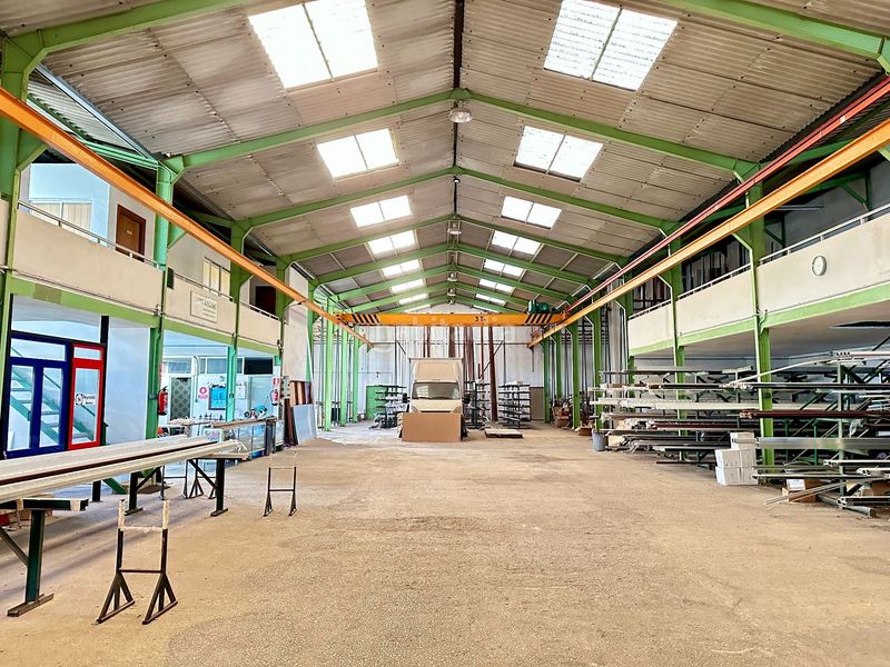 Foto 173d1379-fba7-4c5b-8b6e-3bdbe32f8144. Industrial building in Cartes