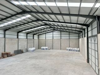Miete Fabrikhalle in Marina de Cudeyo. Gran nave de 1.500m2 con oficinas y muelle de carga en el polígo