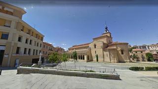 Aparcament cotxe a Centro. Ofrecemos plaza de garaje en la zona de la avda. del acueducto.