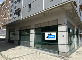 Local commercial à Calle de manuel azaña 21. Fantástico local de esquina de 238 m2, amplio escaparate