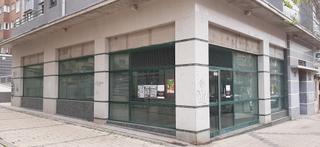 Local commercial à Calle de manuel azaña 21. 238 fantástico local de esquina de 238 m2, amplio escaparate. to