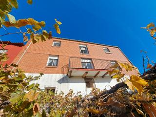 Casa a Calle ancha 5. Vivienda de 179 m2 con jardín -patio-corral, bodega y merendero