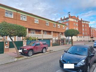 Casa adossada en Calle la esgueva 14. En venta chalet adosado de 4 dormitorios - 3 baos  bodega  ja