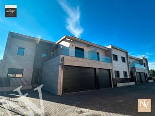 Casa aparellada a Calle de agreda 6a. Las villas ,exclusivo chalet de esquina pareado - obra nueva a e
