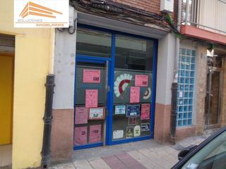 Locale commerciale in Calle Peral 5