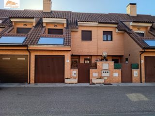 Casa adossada a Aldeamayor de San Martín