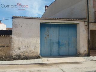 Masia en Calle dolores adrados 10. Venta de casa con nave y jardin en veganzones.