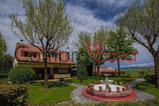 Xalet a Valverde del Majano. Venta..casa de campo..8.000 metros de jardin