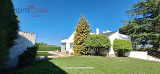 Chalet in Palazuelos de Eresma. Venta..chalet individual..piscina..garaje..huerta y 1.000 metros