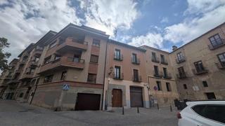 Car parking in Calle del mal consejo