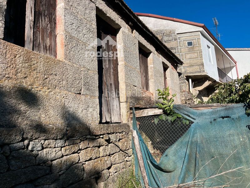Foto f904a3dd-94d6-4741-9946-32df22979843. Casa adossada a Leiro