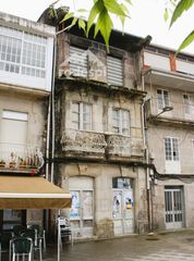 Casa adossada a Ponteareas. Venta casa plaza mayor de ponteareas, bonita fachada de piedra.