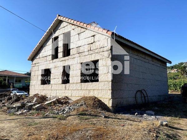 Foto 0346a61b-6e6e-460e-9ea8-c3575a4c6e35. Casa amb aparcament a Leiro