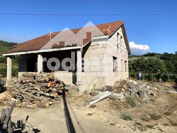 Foto ea8164e1-5cb0-43a7-933c-550367f1f480. Casa amb aparcament a Leiro
