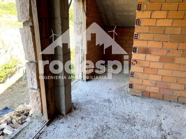 Foto f31b7d67-db6b-47f3-adeb-b57501cba42e. Casa amb aparcament a Leiro