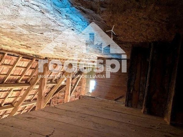 Foto f17e24dc-a056-47c6-92a6-49b69932a49d. Casa amb aparcament a Covelo (O)