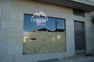 Lloguer Local Comercial a Ponteareas. Local comercial situado en la calle de más tráfico de ponteareas