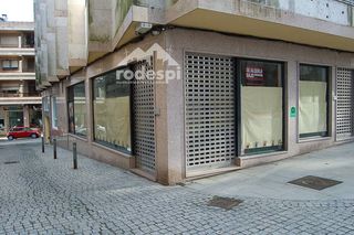 Lloguer Local Comercial a Ponteareas. Alquiler local céntrico, anteriormente dedicado a venta de ropa.