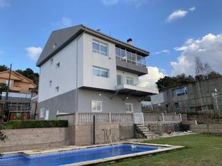 Xalet a Redondela. Casa en chapela