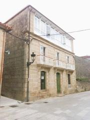 Casa a Arbo. Edificio a la venta en el centro de arbo