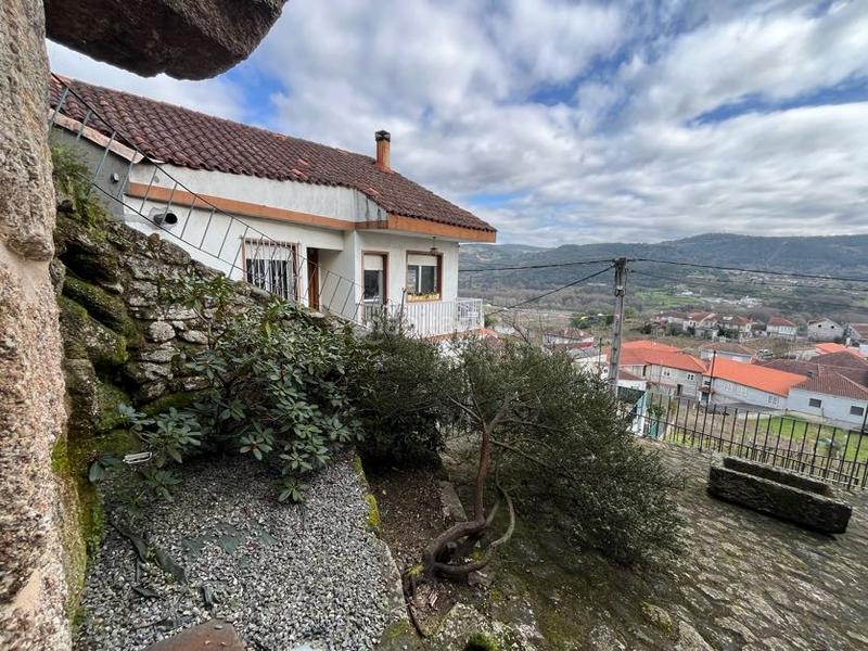 Foto 86e06268-6699-4eb5-853c-fa60699df2e4. Casa adossada a Beade