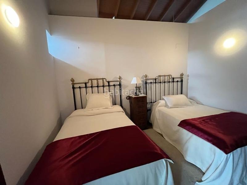 Foto 8ce44102-cd8d-43b1-8d1d-390a5f3a23c1. Casa adossada a Beade